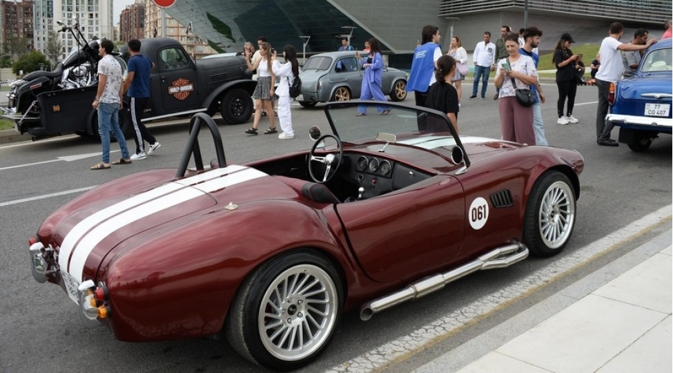 bakida-klassik-avtomobillerin-sergisi-kechirilir