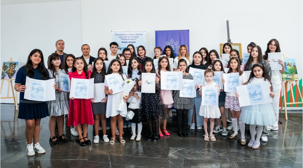 umummilli-liderin-xatiresine-hesr-olunmush-reqemsal-rengler-sergisi-kechirilib