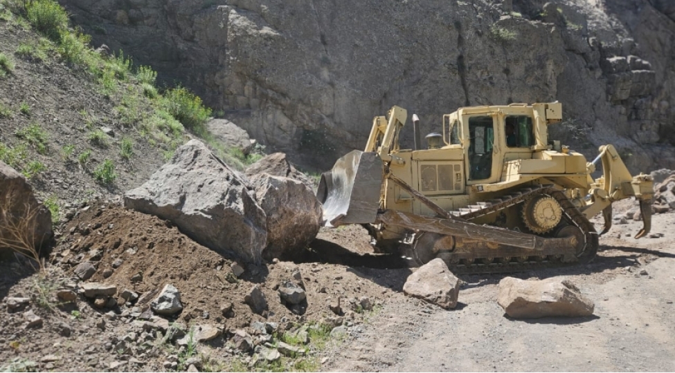 ordubadda-avtomobil-yolunda-qaya-uchqunu-bash-verib