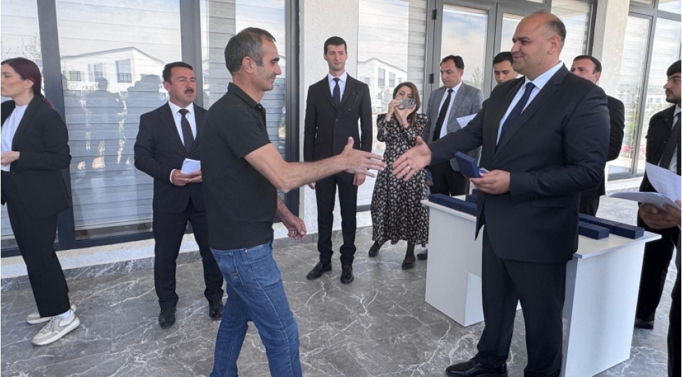 agdamin-kengerli-kendine-kochen-daha-49-aileye-evlerinin-acharlari-teqdim-olunub