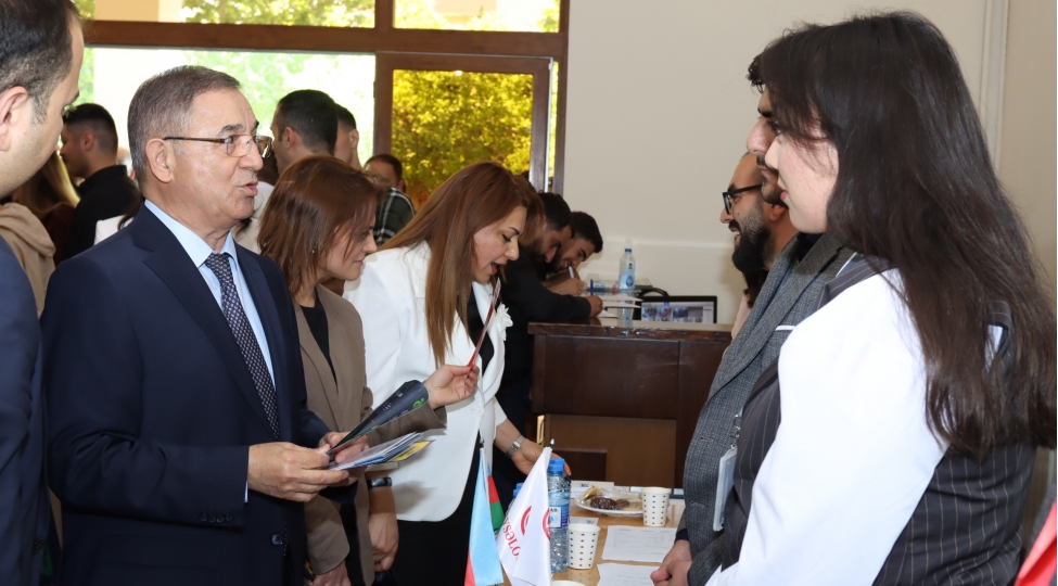 baki-biznes-universitetinde-enenevi-karyera-sergisi-kechirilib-foto
