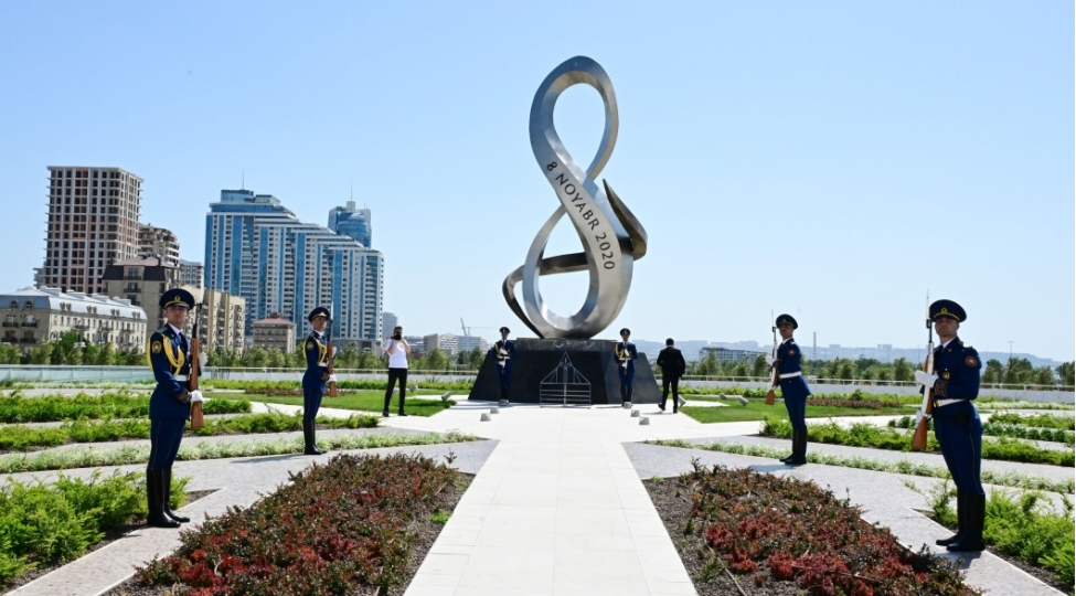 ukraynanin-xarici-ishler-naziri-bakida-zefer-parkini-ve-shehidler-xiyabanini-ziyaret-edib