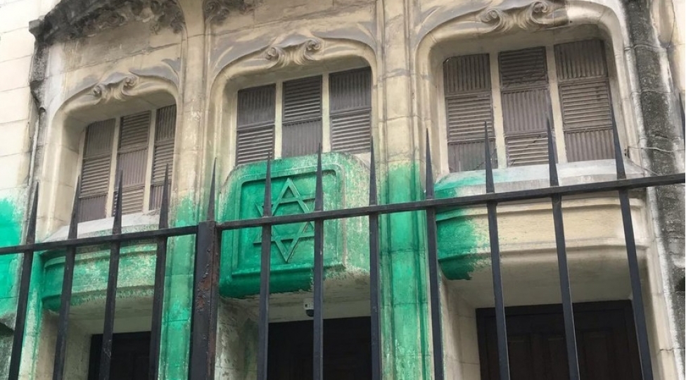 parisde-holokost-qurbanlarinin-xatire-abidesi-ve-uch-sinaqoq-vandalizme-meruz-qalib