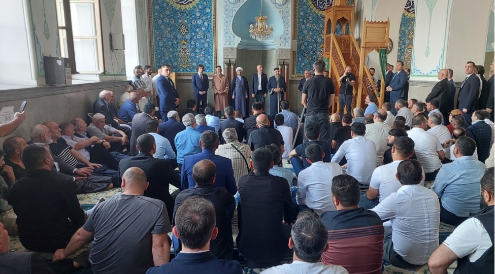 gurcustanin-bash-naziri-qurban-bayrami-ile-elaqedar-tbilisi-cume-mescidini-ziyaret-edib