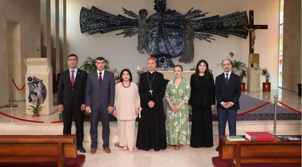 dini-komite-yaninda-ictimai-shuranin-uzvleri-muqeddes-meryem-katolik-kilsesini-ziyaret-edibler