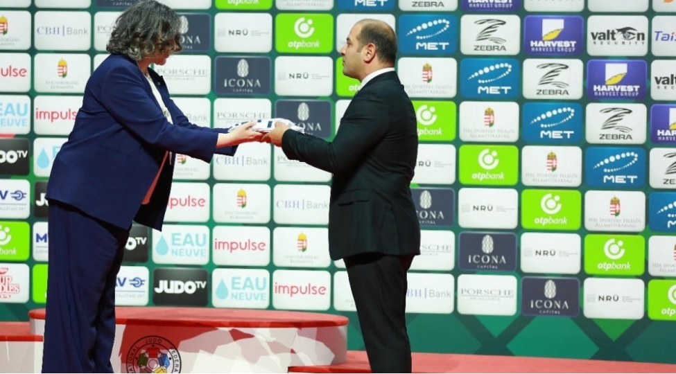 beynelxalq-cudo-federasiyasinin-bayragi-azerbaycana-teqdim-olunub