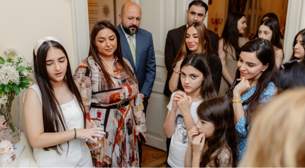maqsud-ibrahimbeyov-yaradiciliq-merkezinde-zeynebin-sehrli-dunyasi-adli-serginin-achilishi-olub