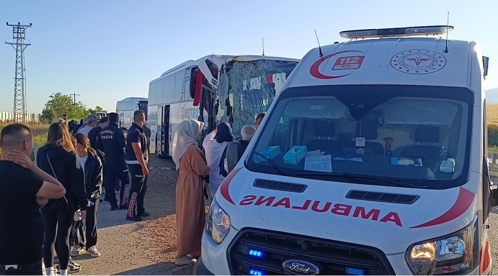sernishin-avtobusu-yuk-mashinina-chirpilib-turkiyede