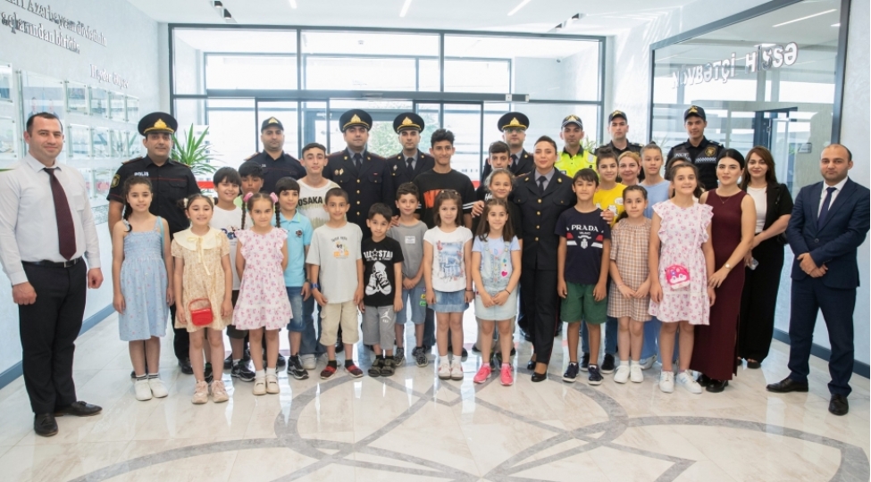 ushaq-evlerinin-sakinleri-polisleri-tebrik-edibler-foto