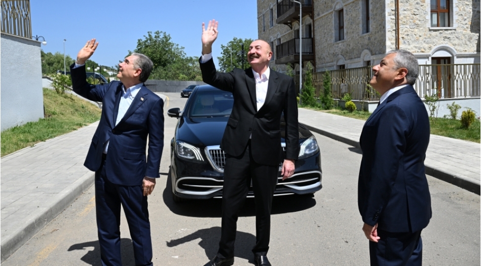 prezident-ilham-eliyev-ve-turkmenistan-xalq-meslehetinin-sedri-shushada-insha-edilmish-birinci-yashayish-kompleksinde-olublar
