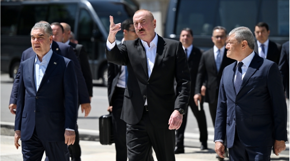 prezident-ilham-eliyev-ve-berdimehemmedov-shushada-natevanin-bulbulun-ve-uzeyir-hacibeylinin-gullebaran-edilmish-heykellerine-baxiblar