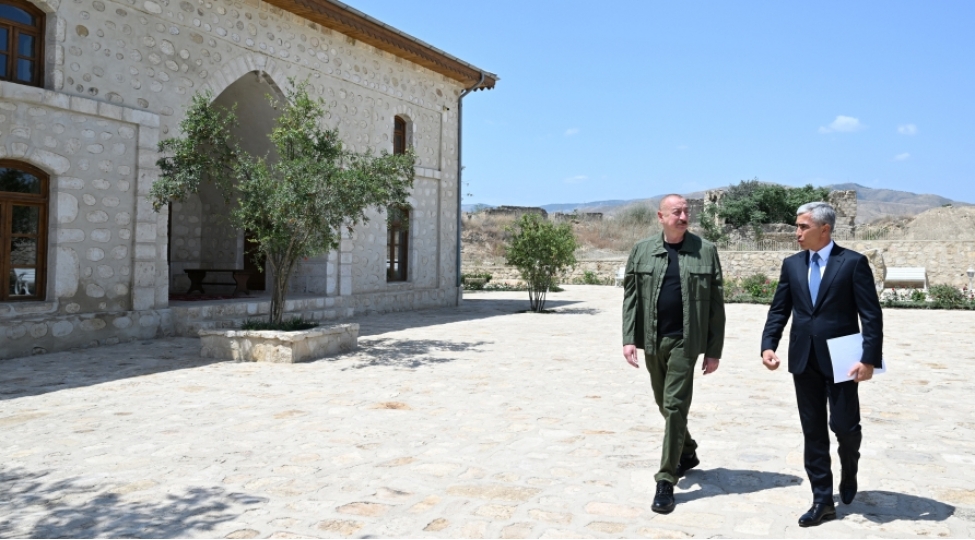 prezident-ilham-eliyev-agdamin-qiyasli-kendindeki-tarixi-mescidin-binasinin-berpadan-sonra-achilishinda-ishtirak-edib-foto