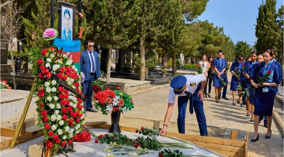 azal-rehberliyi-ve-kollektivi-hokume-eliyevanin-mezarini-ziyaret-edib