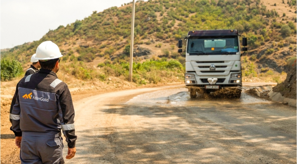azergold-qsc-terefinden-dashima-yollarinda-tozun-idare-olunmasina-yonelmish-ekoloji-teshebbus-reallashdirilib