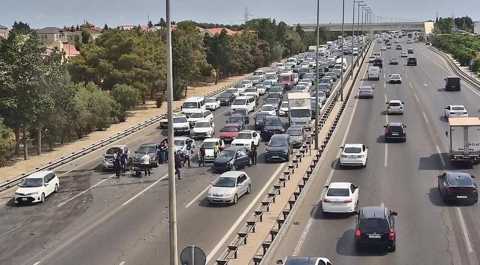 din-aeroport-shosesinde-yol-neqliyyat-hadisesi-sebebinden-sixliq-yaranib