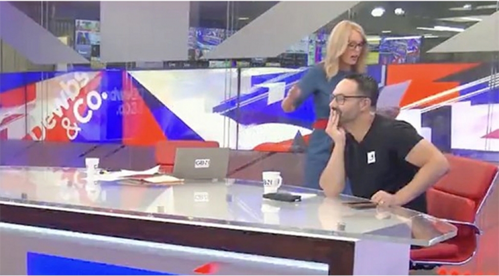 britaniyada-teleaparici-miqrantlara-edilen-guzeshtlerden-qezeblendi-studiyani-terk-etdi