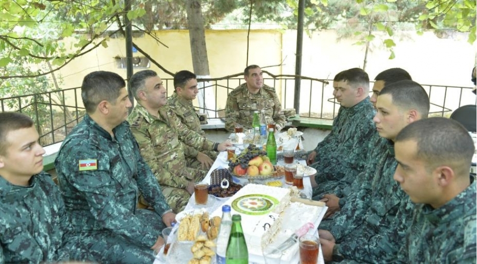 herbi-prokuror-dsx-nin-herbi-qulluqchulari-ile-gorushub