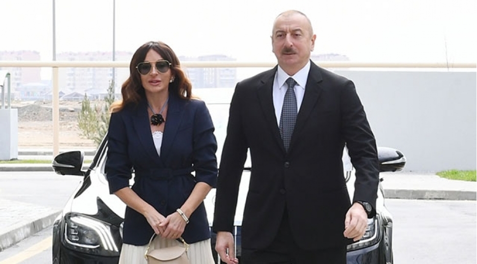 prezident-ilham-eliyev-ve-birinci-xanim-mehriban-eliyeva-gence-sheher-stadionunda-tikinti-ishlerinin-gedishi-ile-tanish-olublar