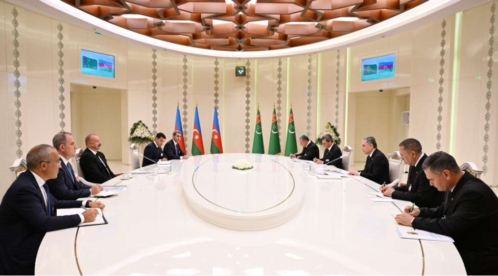 azerbaycan-prezidenti-ilham-eliyevin-turkmenistan-xalq-meslehetinin-sedri-ile-genish-terkibde-gorushu-olub