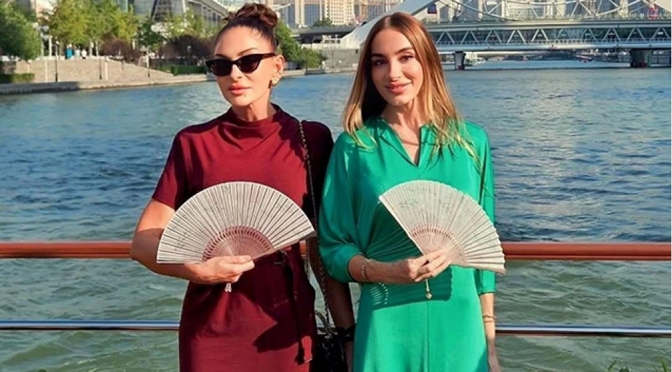 arzu-eliyeva-anasi-ile-chinden-fotolarini-paylashdi