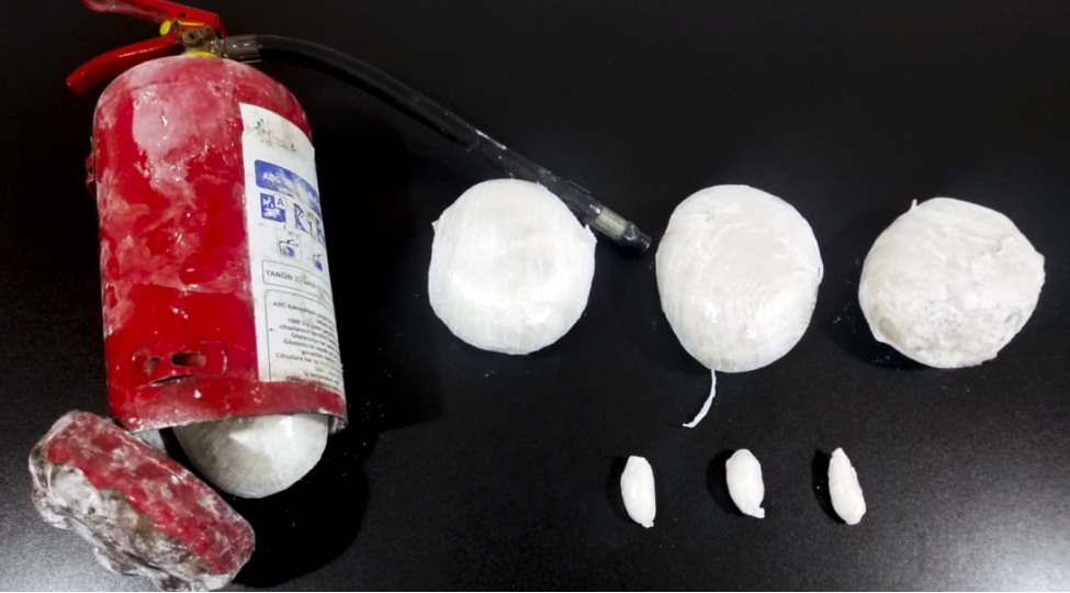 azerbaycan-gomrukchuleri-2-kiloqram-metamfetamin-ashkar-edib