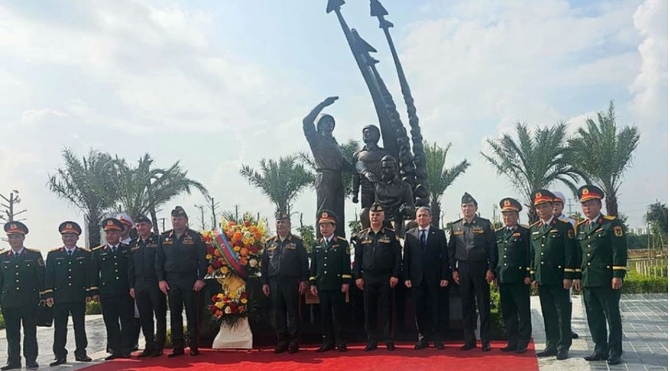 azerbaycan-mudafie-naziri-vyetnamda-resmi-seferdedir