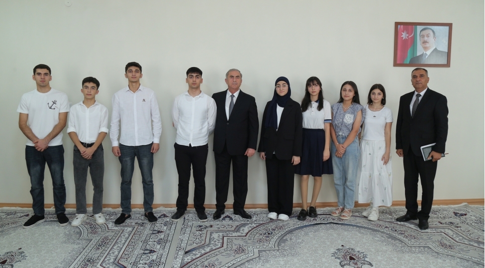 haciqabulda-rayon-uzre-yuksek-balla-ali-tehsil-muessiselerine-qebul-olan-telebelerle-gorush-kechirilib