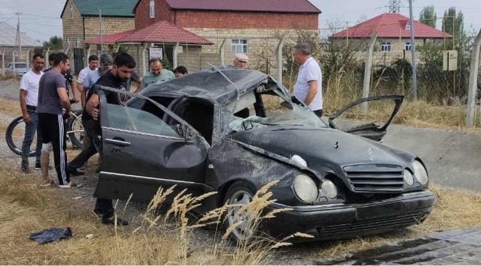 qubada-minik-avtomobili-ashdi-surucu-xesaret-alib