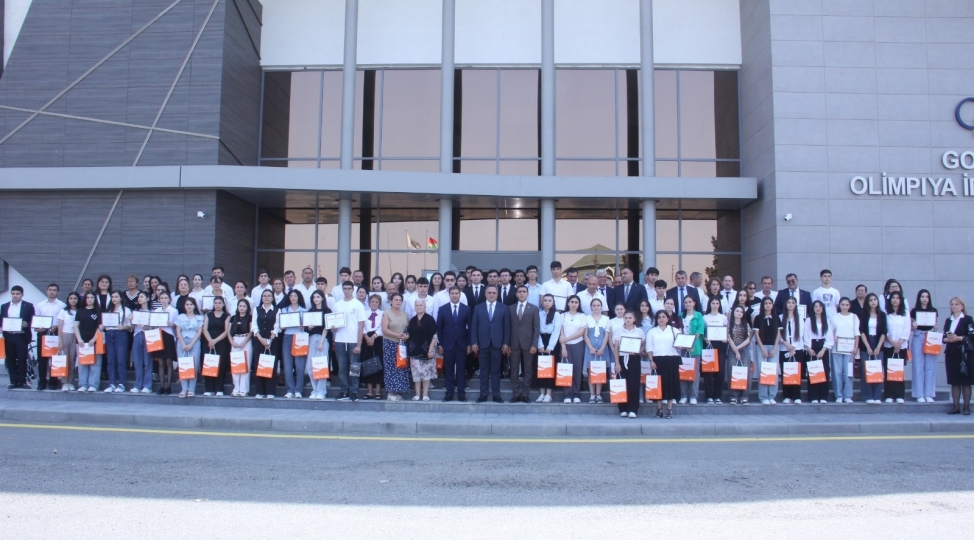 millet-vekili-goranboyda-telebeleri-tebrik-edib