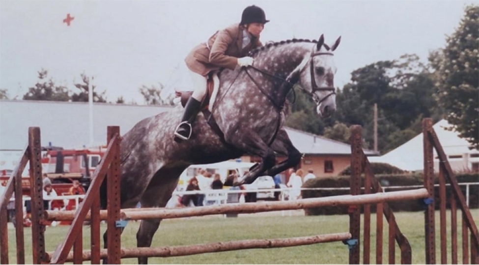 80-yashli-suvari-qadini-sevimli-ati-oldurub-britaniyada