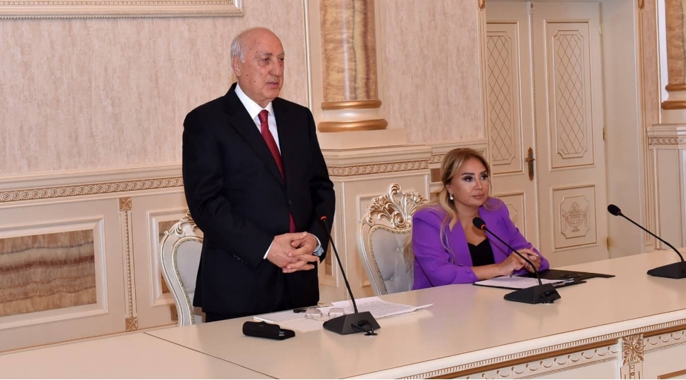 zakir-ferecov-yuksek-bal-toplayan-mezunlarla-gorushub