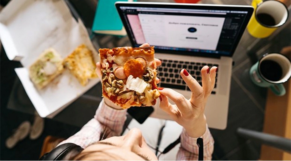 komputer-qarshisinda-yemek-yemeyin-fesadlari-ispaniyali-hekimden-xeberdarliq