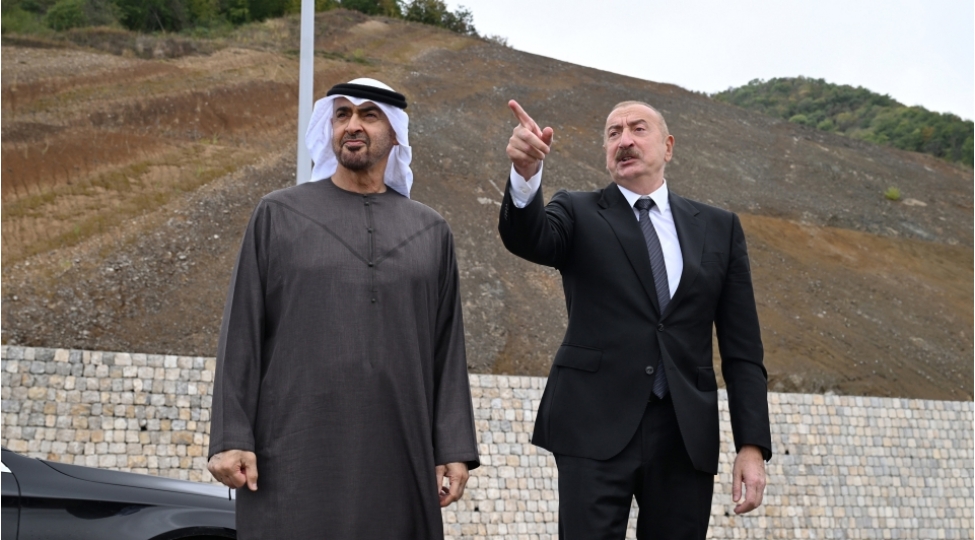 azerbaycan-ve-bee-prezidentleri-dashalti-kendinin-fonunda-shekil-chekdiribler