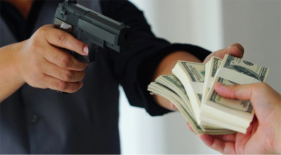 absh-dameshhur-ashpaz-bir-gunde-uch-banki-qaret-etdi