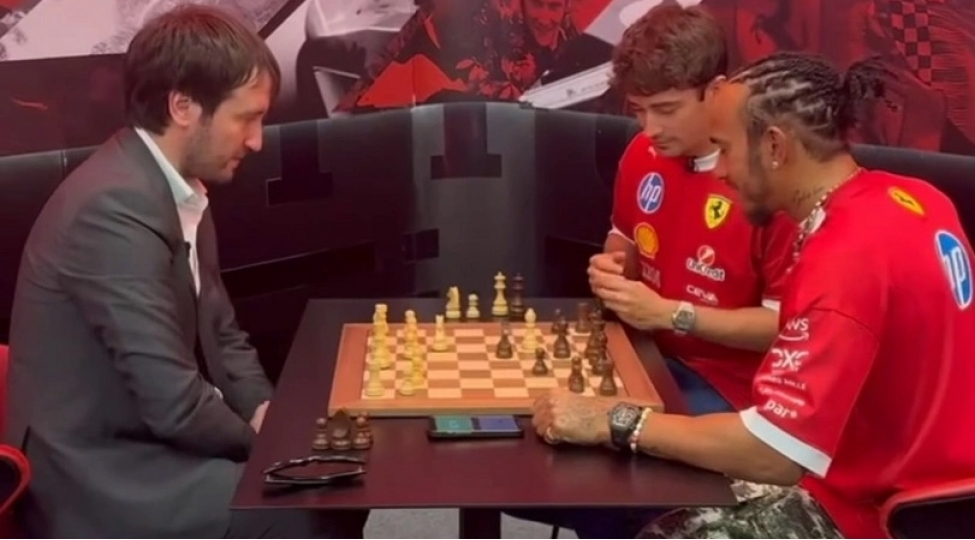 teymur-recebov-bakida-formula-1-pilotlari-ile-shahmat-oynayib