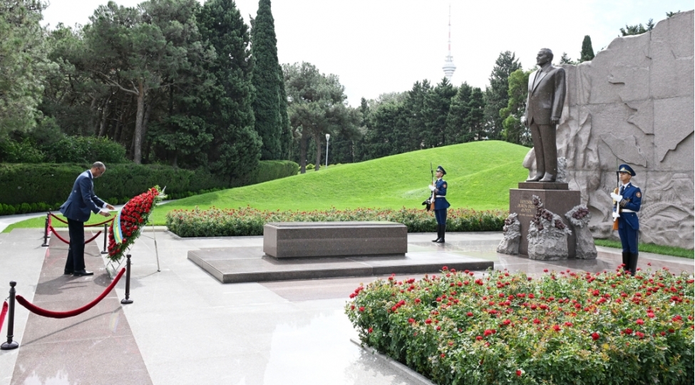 ruanda-prezidenti-pol-kaqame-fexri-xiyabandaulu-onder-heyder-eliyevin-mezarini-ziyaret-edib