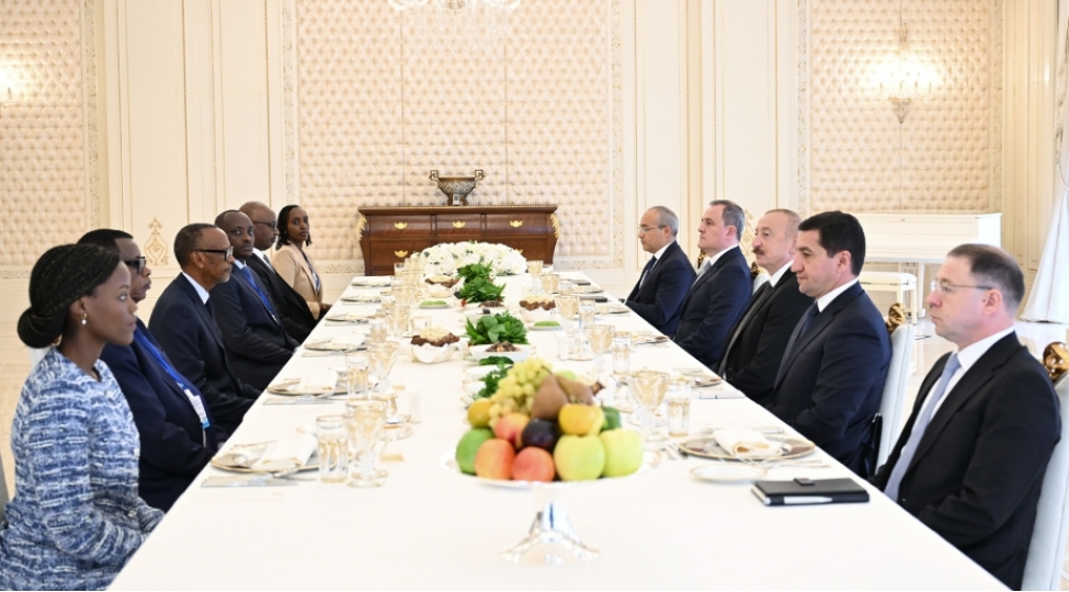 azerbaycan-prezidenti-ilham-eliyevin-ruanda-prezidenti-ile-nahar-esnasinda-genish-terkibde-gorushu