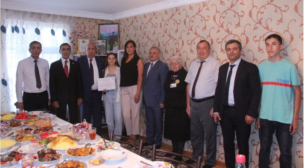 millet-vekili-akademikle-birge-shehid-ailesini-ziyaret-etdi