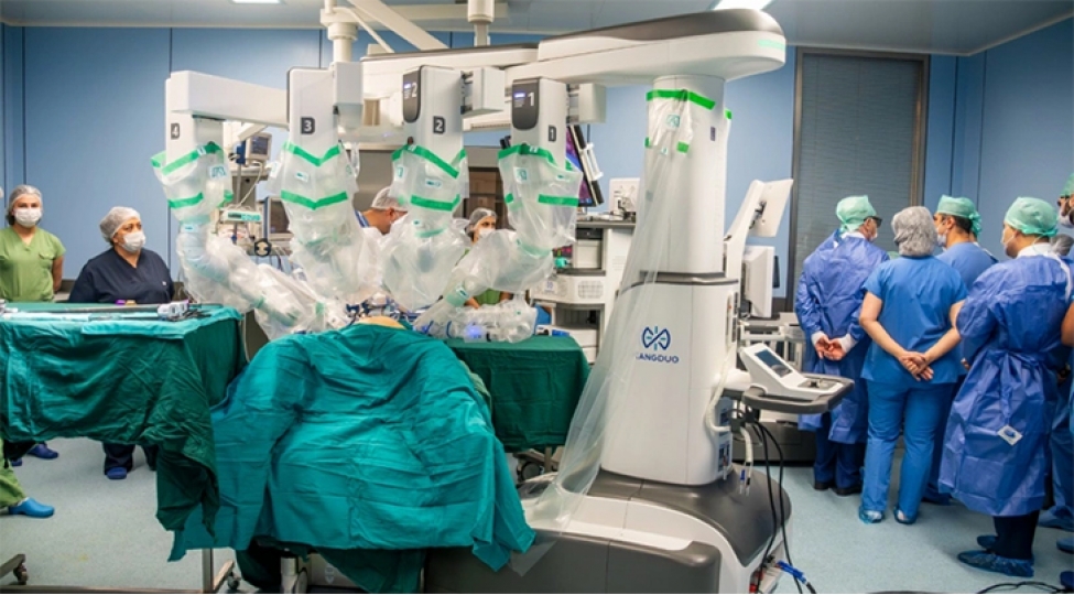 chinden-getirilen-robotik-cihaz-azerbaycanda-ilk-defe-milli-onkologiya-merkezinde-qurashdirilib