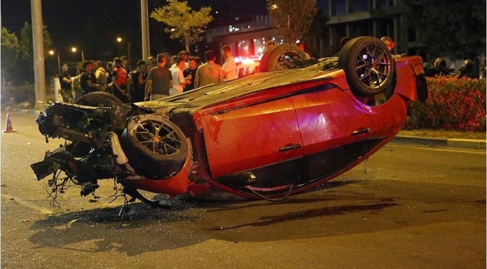 turkiyede-avtomobil-piyadalari-vurduqdan-sonra-ashib