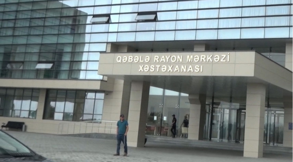 qebelede-yolu-kechmek-isteyen-piyadalari-mashin-vurub