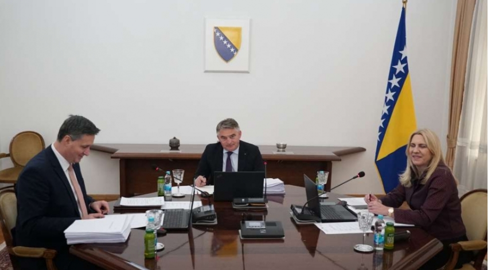 bosniya-ve-herseqovinanin-reyaset-heyeti-donald-trampi-nobel-sulh-mukafatina-namized-gosterib