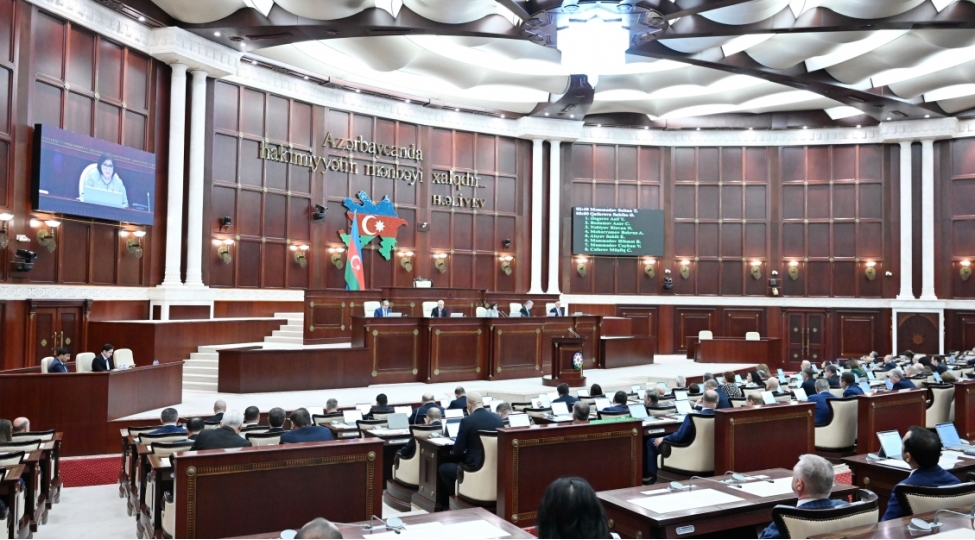 parlamentin-plenar-iclasi-bashlayib-zefer-gununun-v-ildonumune-gore-beyanat-qebul-edilecek