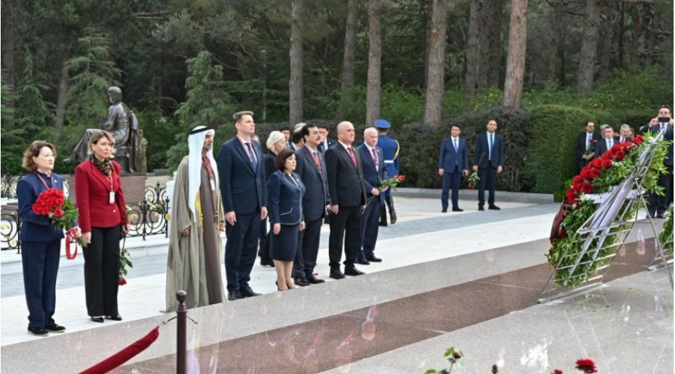 beynelxalq-parlament-konfransinin-ishtirakchilari-fexri-ve-shehidler-xiyabanlarini-ziyaret-edibler