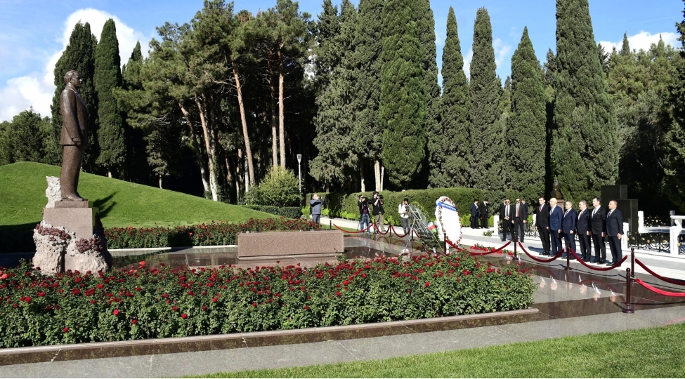 yap-ve-bbp-numayendeleri-umummilli-lider-heyder-eliyevin-mezarini-shehidler-xiyabanini-ve-turk-shehidliyi-abidesini-ziyaret-edibler