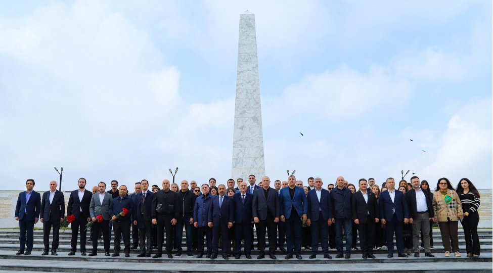 yap-nesimi-rayon-teshkilatinin-feallari-herbi-memorial-mezarligi-ziyaret-edibler