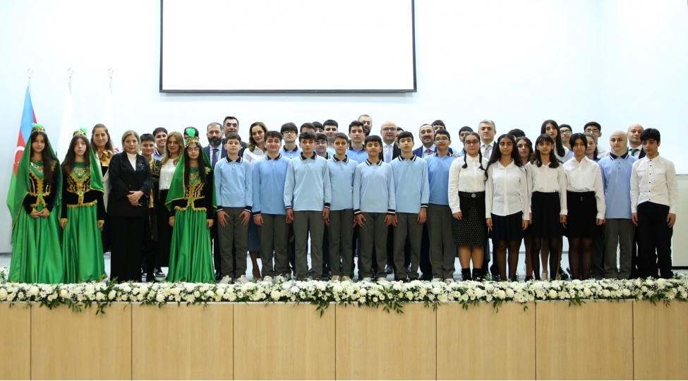 socar-in-baki-ali-neft-mektebinin-nezdinde-fealiyyet-gosteren-reqemsal-bilikler-liseyinin-resmi-achilish-merasimi-kechirilib
