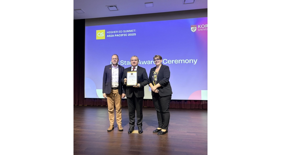 baki-dovlet-universitetine-qs-5-stars-mukafati-teqdim-edilib