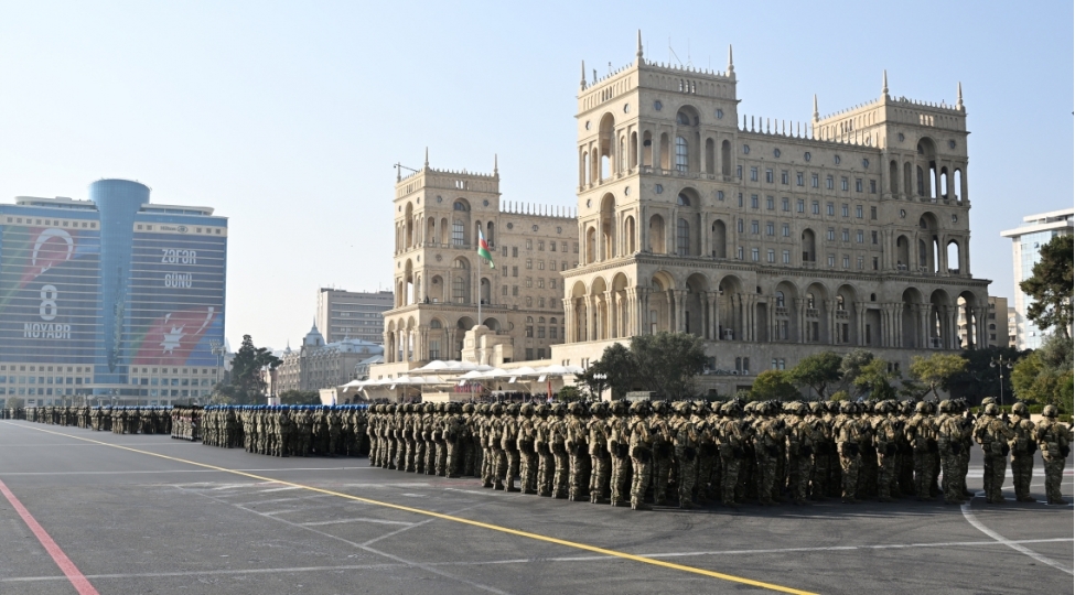 bakida-veten-muharibesinde-qelebenin-beshinci-ildonumune-hesr-olunmush-herbi-parad-basha-chatdi