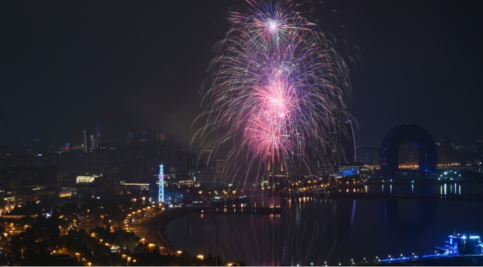 bakida-zefer-gunu-munasibetile-konsert-ve-ateshfeshanliq-olub-foto